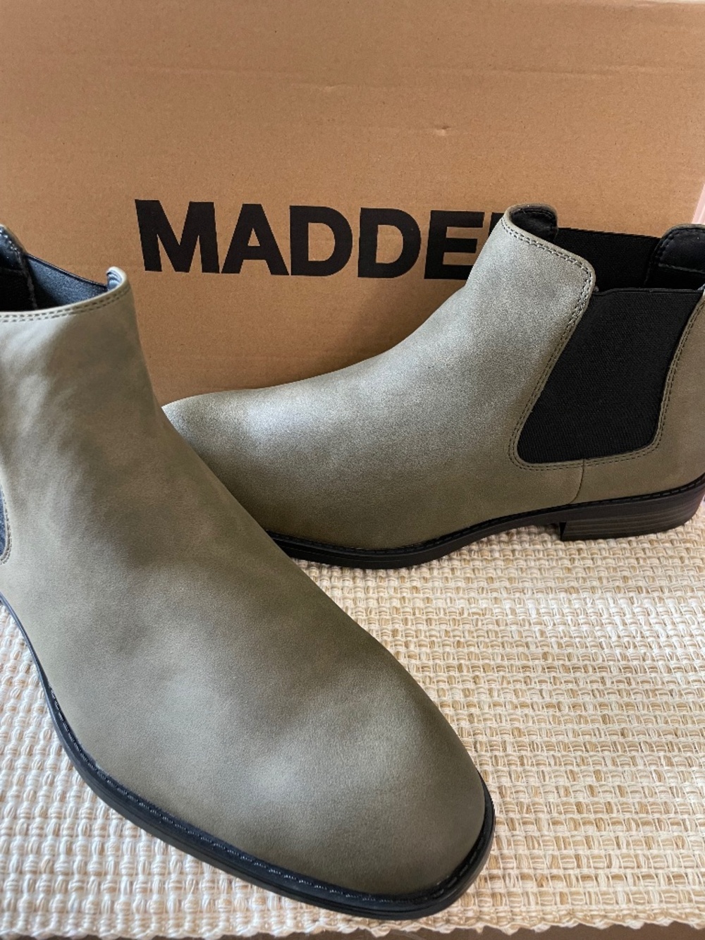 Madden men’s Maxine Chelsea boots sz. 12 Olive Green New w/ box